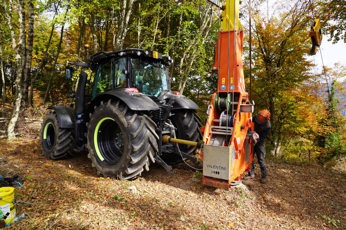 il valtra serie N con allestimento forestale è spesso usato con la teleferica
